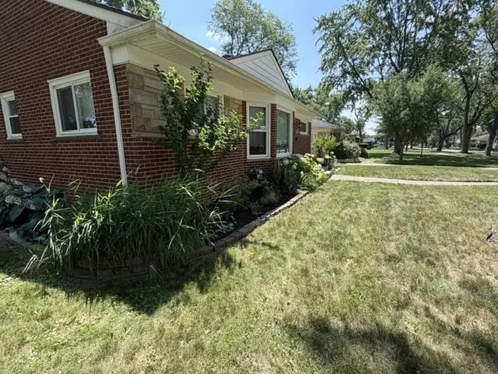 31180 E Rutland Street Beverly Hills Village MI 48025