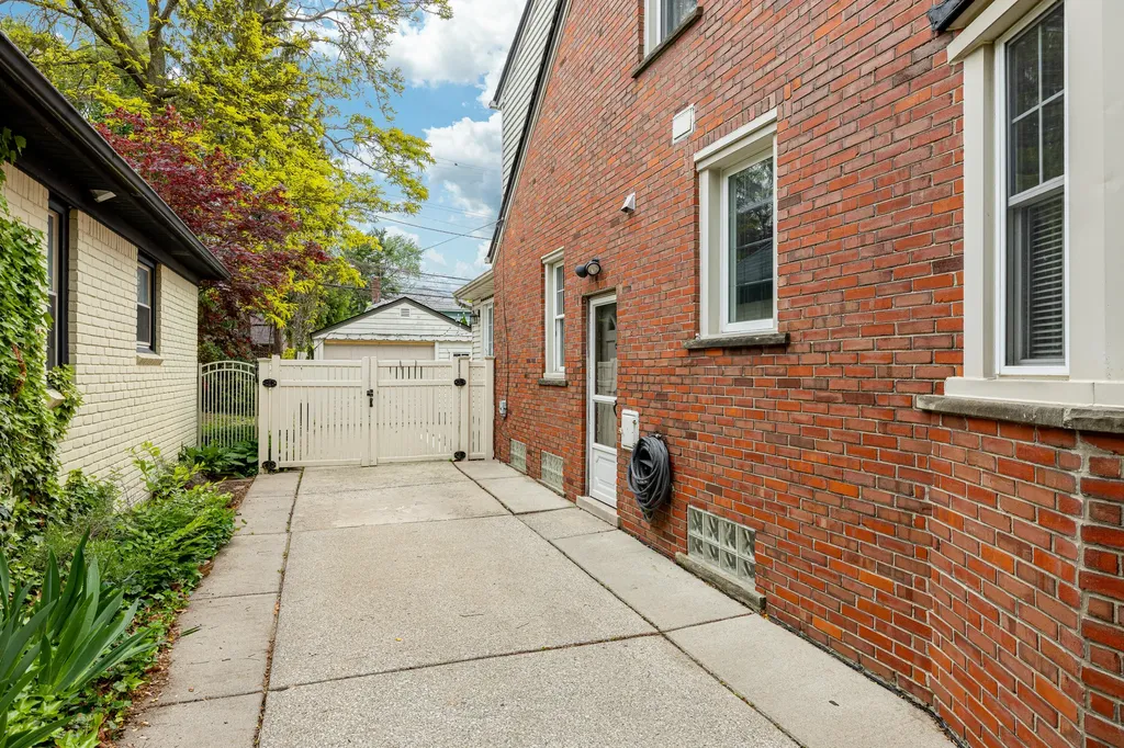 22845 Wellington Street Dearborn City MI 48124