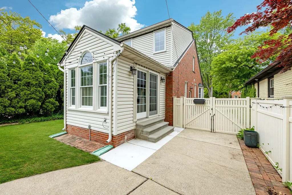 22845 Wellington Street Dearborn City MI 48124