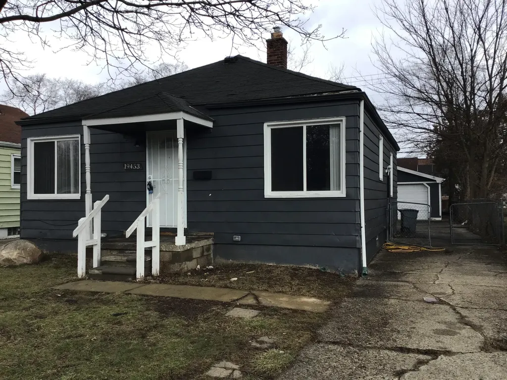 19453 Roscommon Street Harper Woods City MI 48225