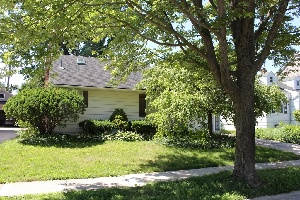 1810 Holland Street Birmingham City MI 48009