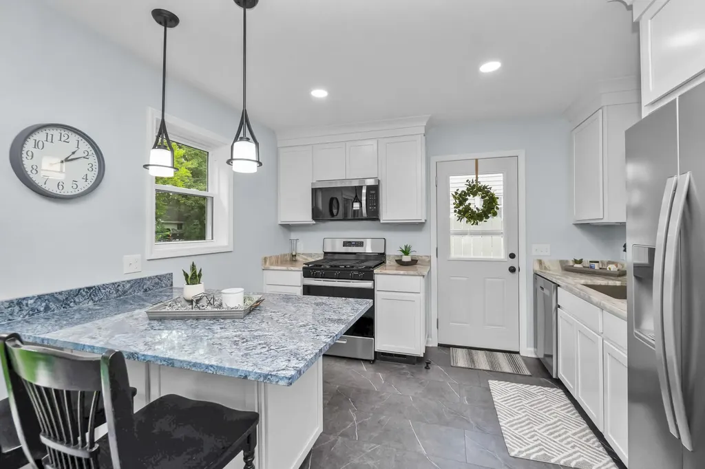 4387 Cedar Avenue West Bloomfield Charter Township MI 48323
