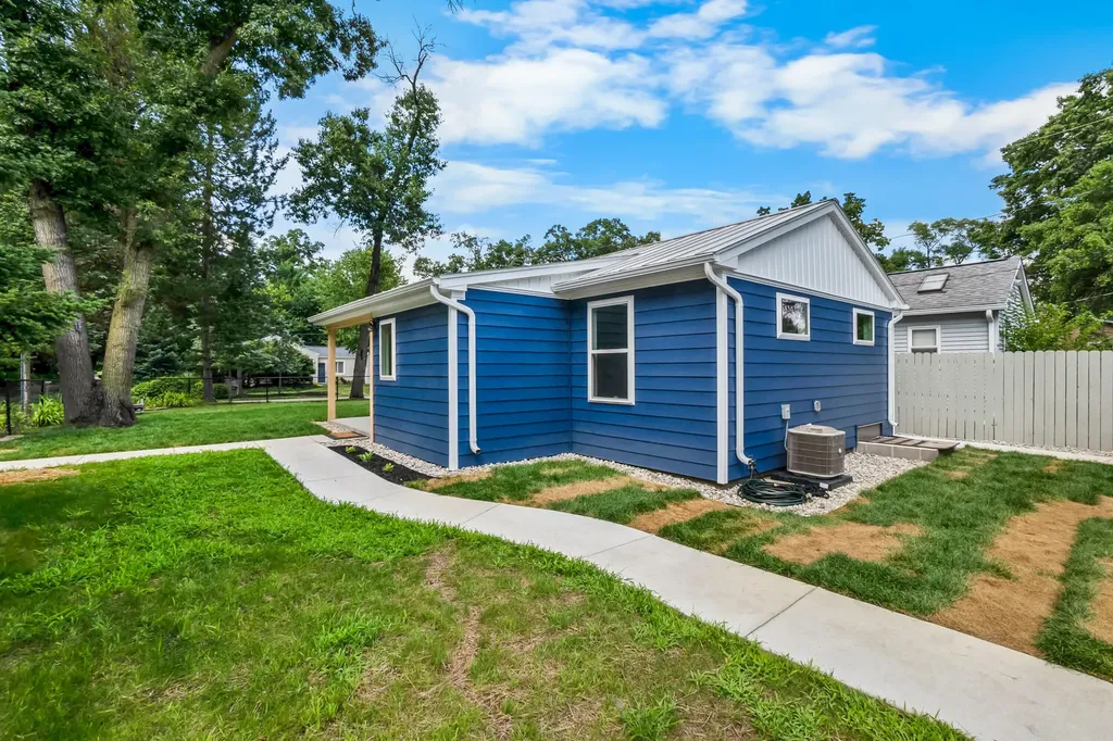 4387 Cedar Avenue West Bloomfield Charter Township MI 48323