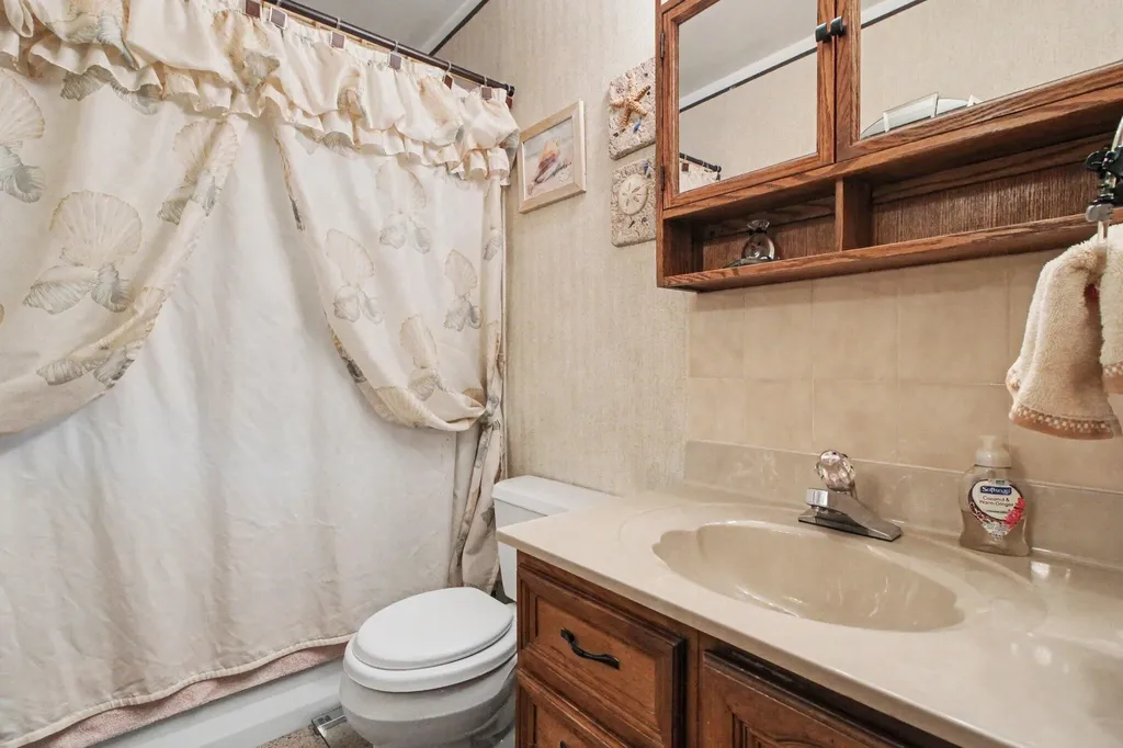 15809 Woodworth Redford Charter Township MI 48239
