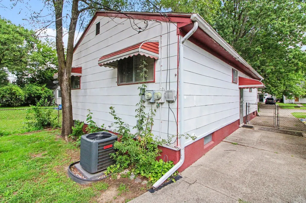 15809 Woodworth Redford Charter Township MI 48239