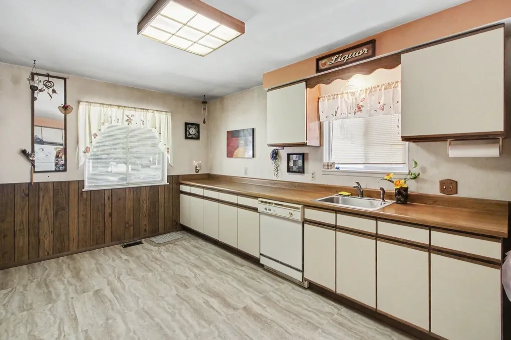 15809 Woodworth Redford Charter Township MI 48239