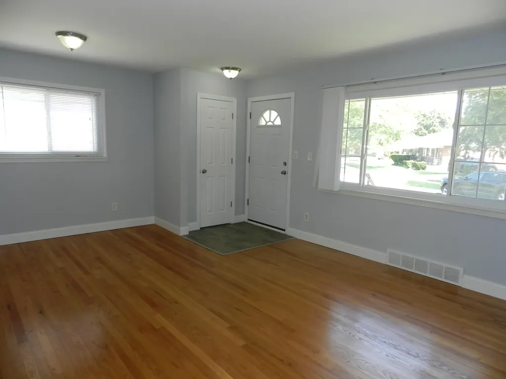 4318 Adams Circle Wayne City MI 48184
