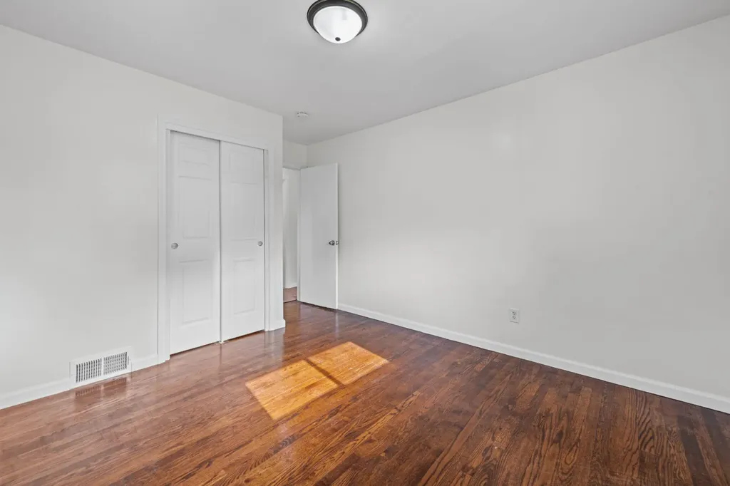 8417 Colonial Street Dearborn Heights City MI 48127