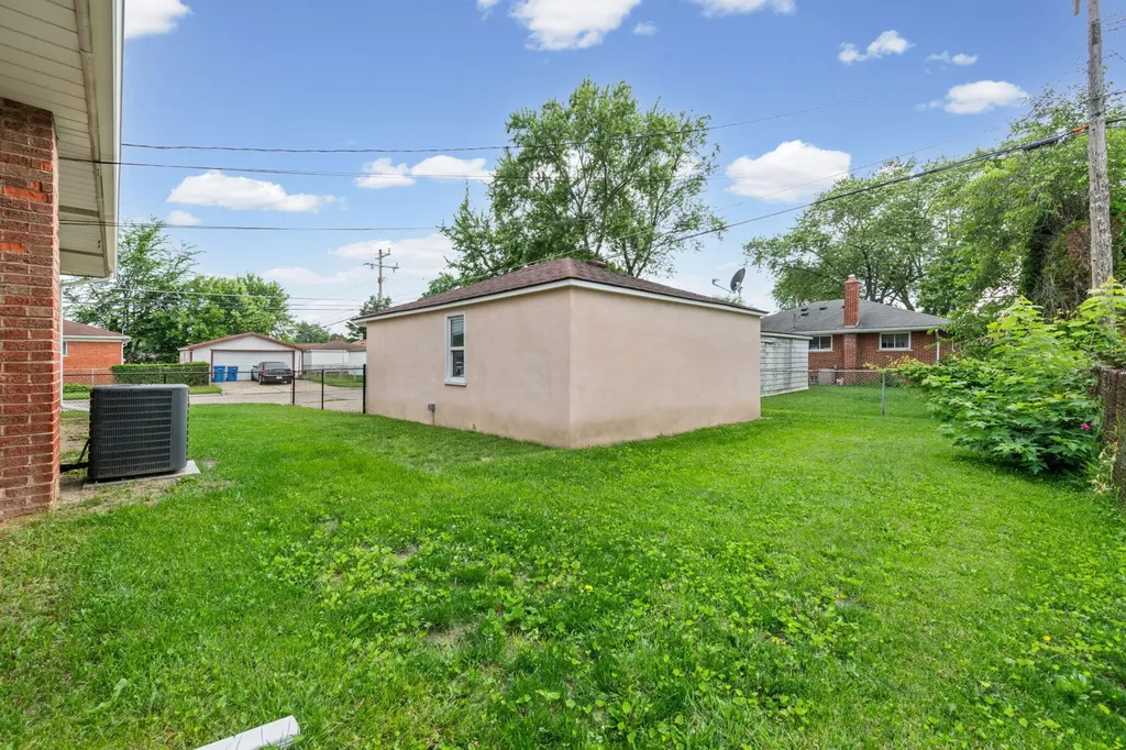 8417 Colonial Street Dearborn Heights City MI 48127