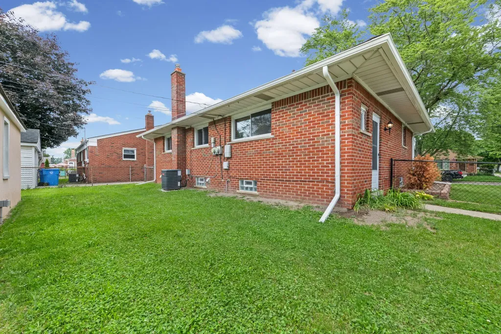8417 Colonial Street Dearborn Heights City MI 48127