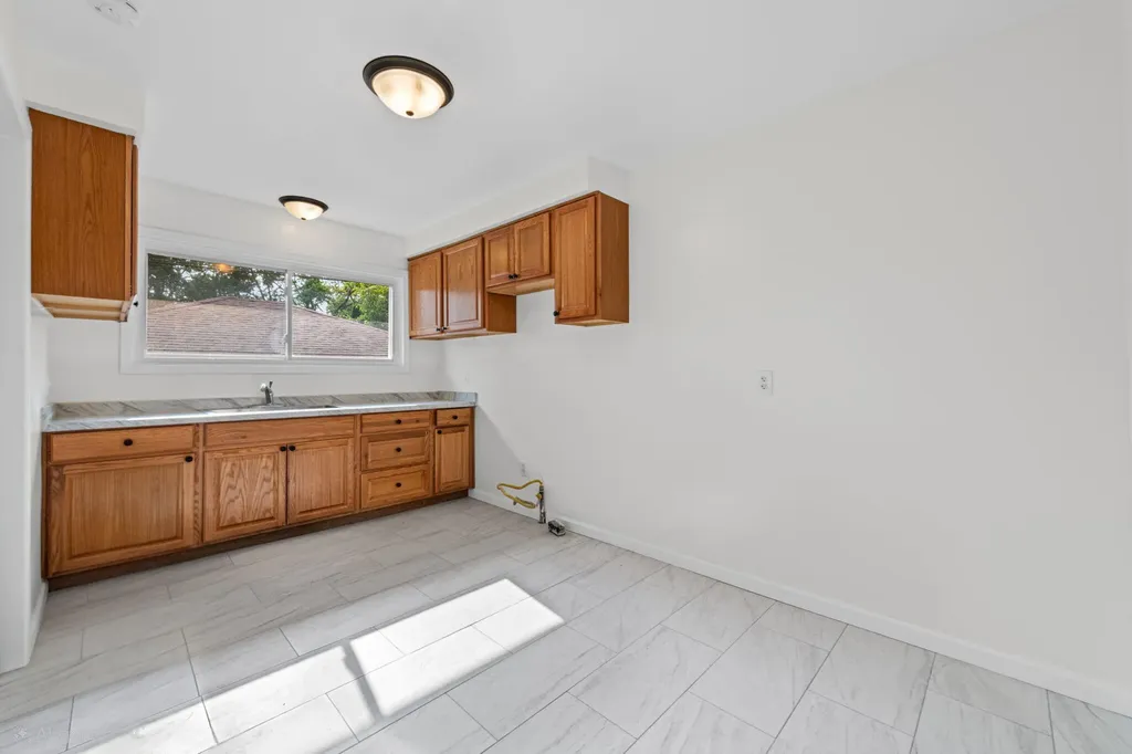 8417 Colonial Street Dearborn Heights City MI 48127