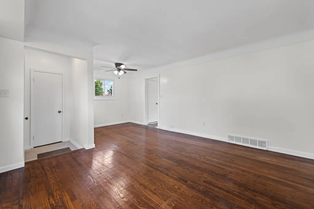 8417 Colonial Street Dearborn Heights City MI 48127