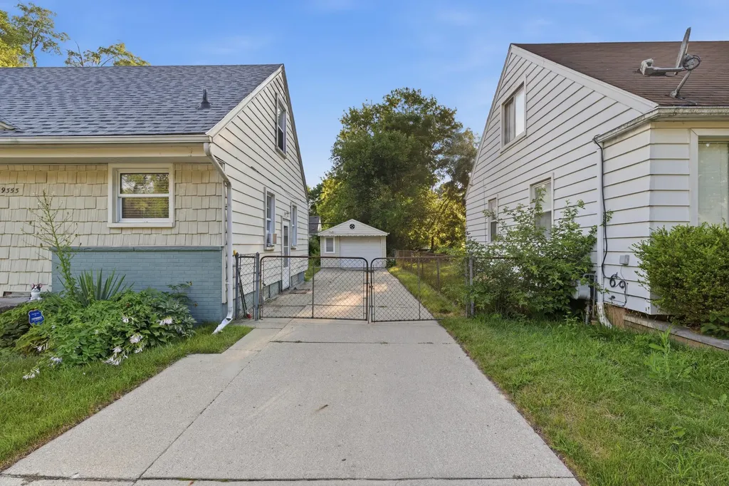 19353 Denby Street Redford Charter Township MI 48240
