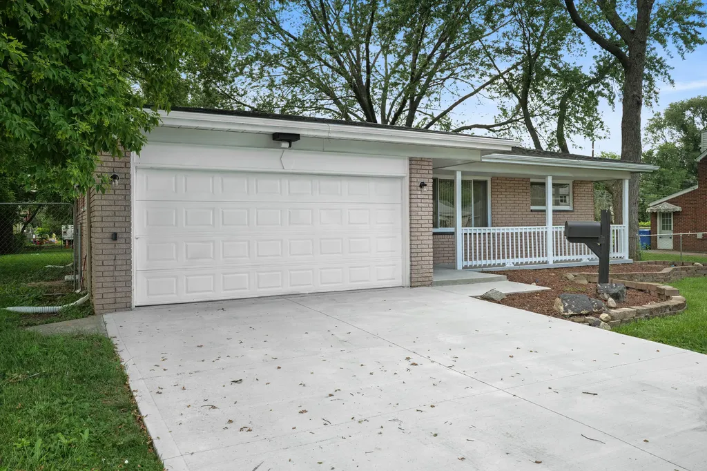 21135 La Salle Boulevard Warren City MI 48089