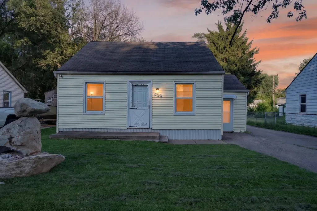 19364 Seminole Redford Charter Township MI 48240