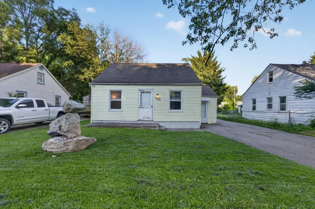 19364 Seminole Redford Charter Township MI 48240
