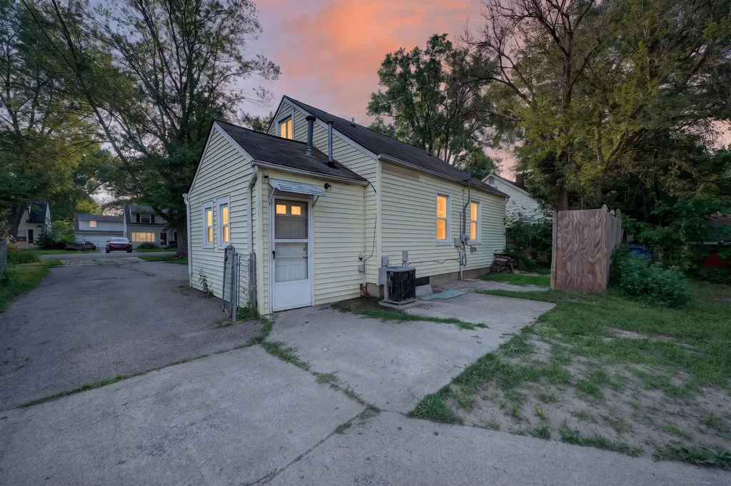 19364 Seminole Redford Charter Township MI 48240