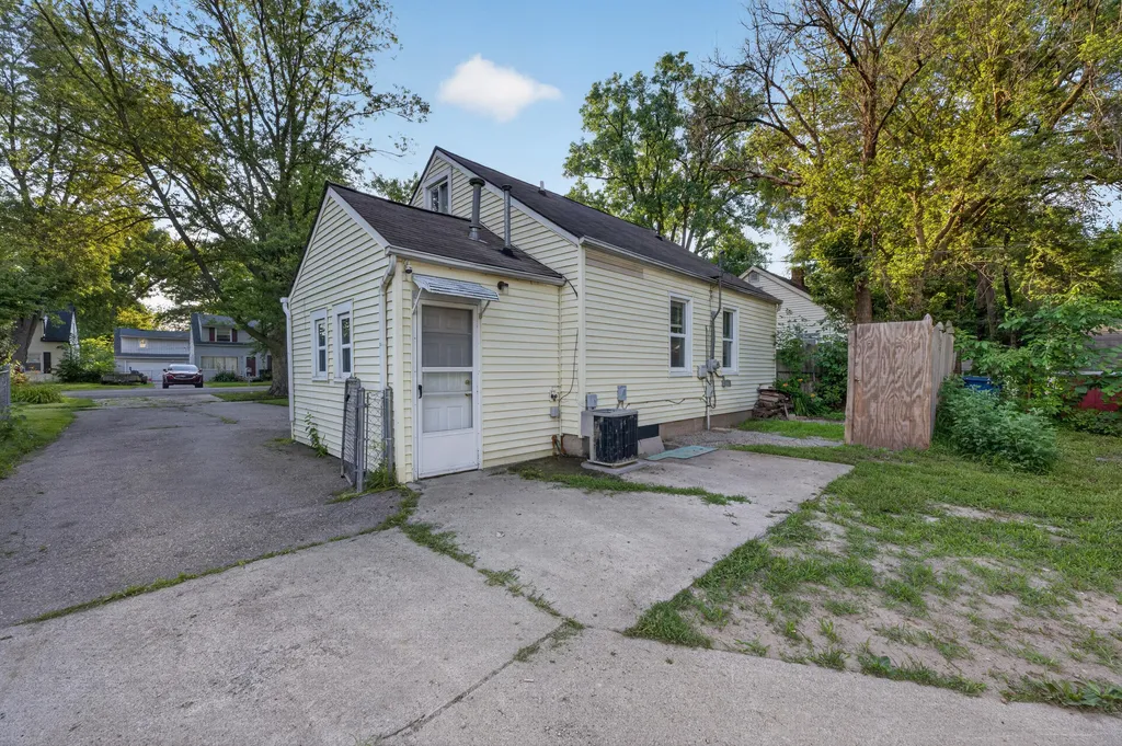19364 Seminole Redford Charter Township MI 48240