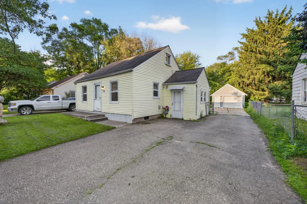 19364 Seminole Redford Charter Township MI 48240