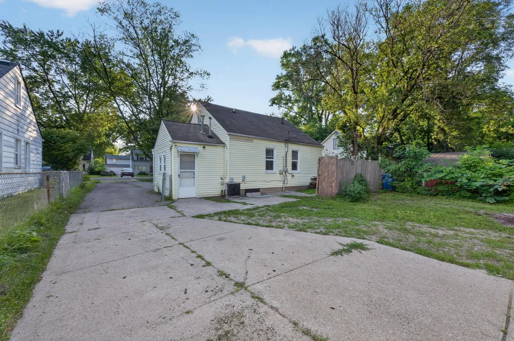 19364 Seminole Redford Charter Township MI 48240