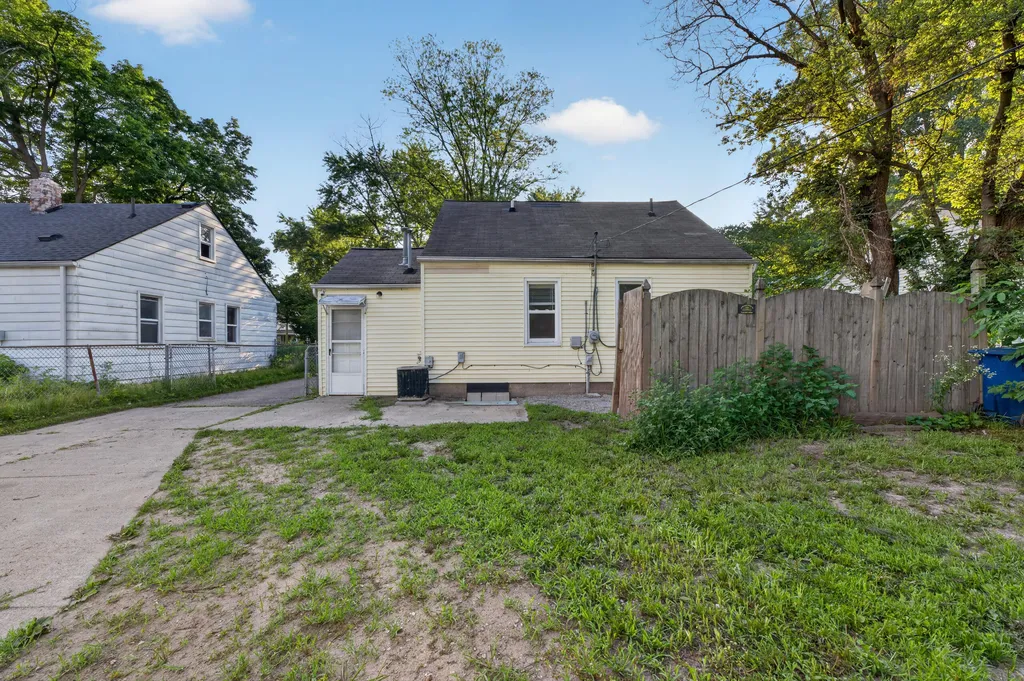 19364 Seminole Redford Charter Township MI 48240