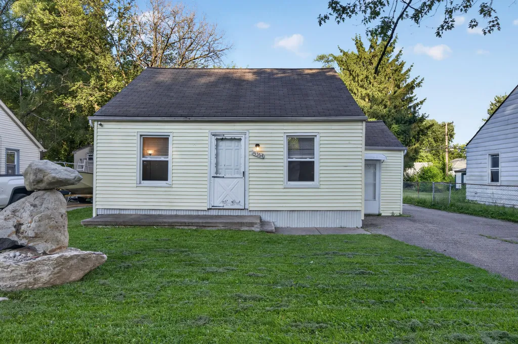 19364 Seminole Redford Charter Township MI 48240