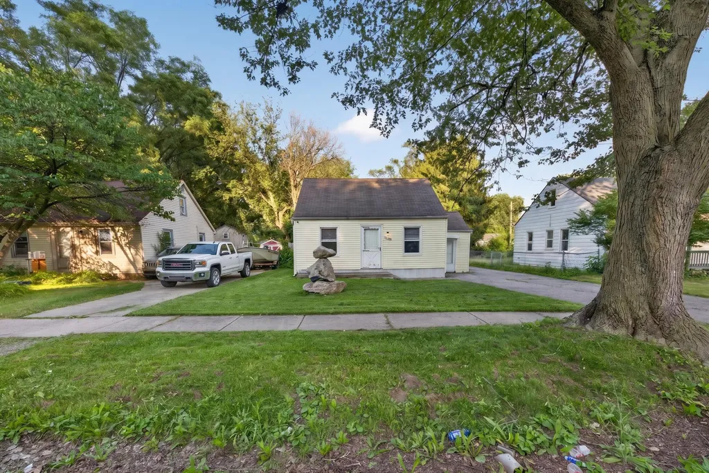 19364 Seminole Redford Charter Township MI 48240