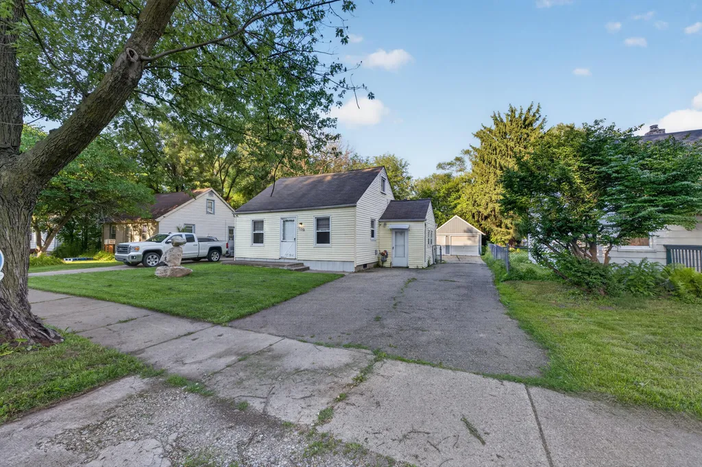 19364 Seminole Redford Charter Township MI 48240