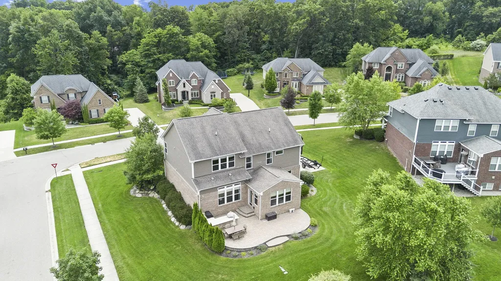 5887 Strawberry Circle Commerce Charter Township MI 48382