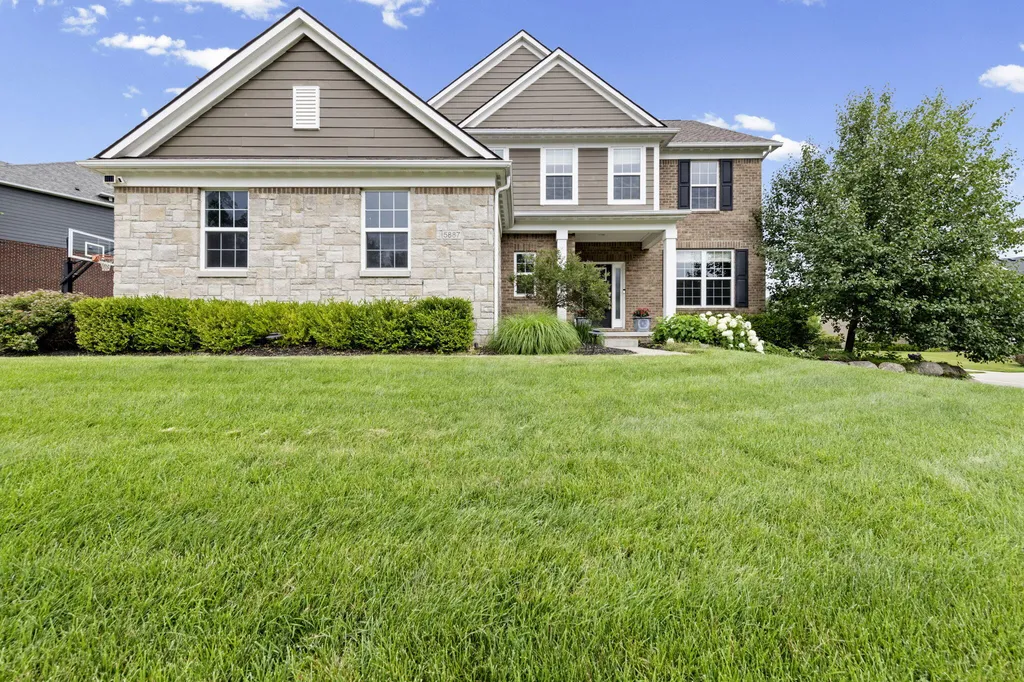 5887 Strawberry Circle Commerce Charter Township MI 48382