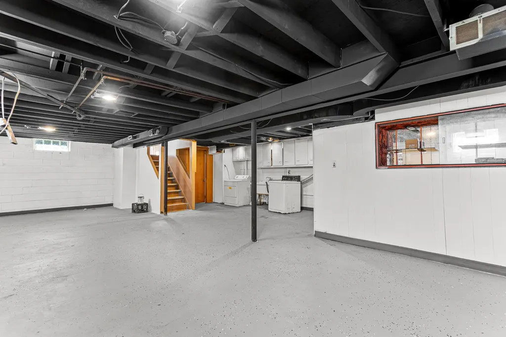 16460 E Eight Mile Road Detroit City MI 48205