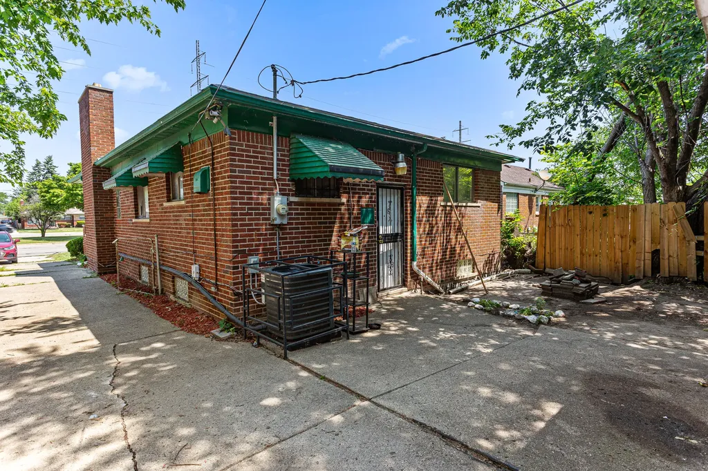 16460 E Eight Mile Road Detroit City MI 48205