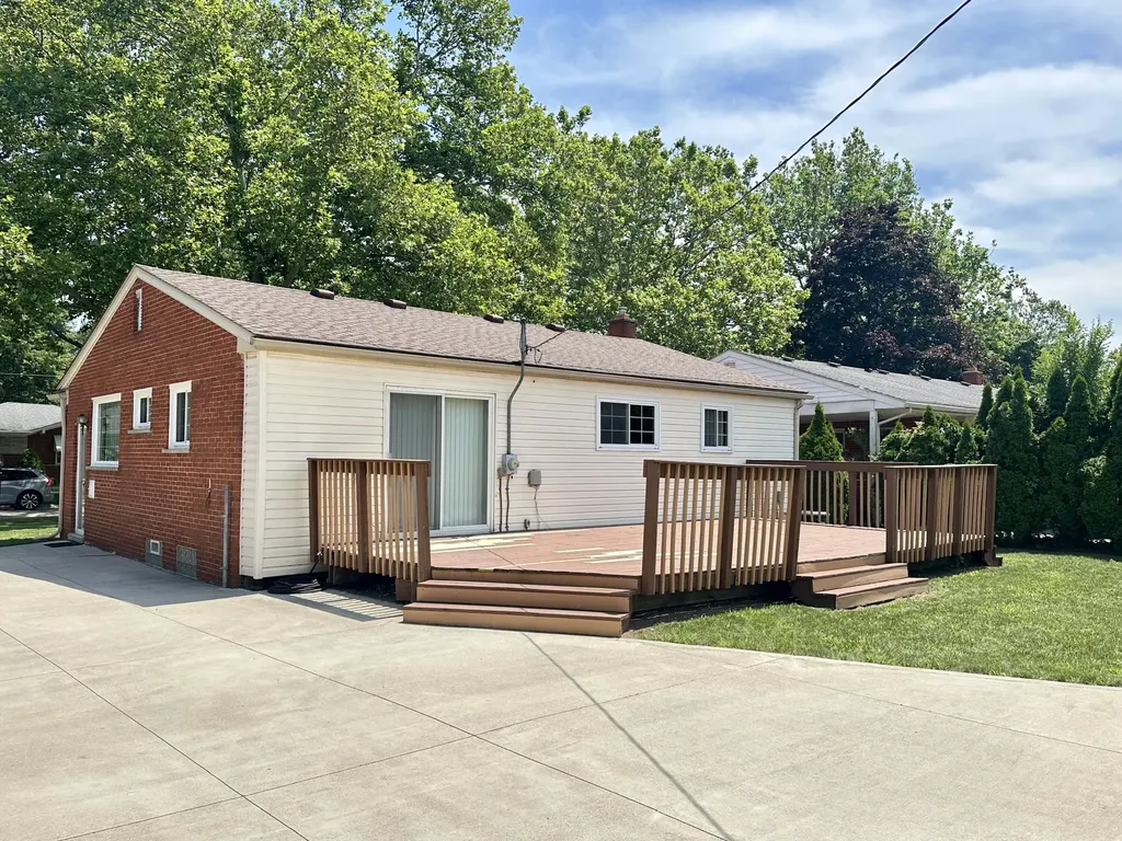 19533 Hardy Street Livonia City MI 48152