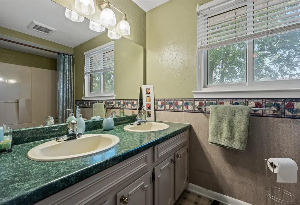 25964 Kilreigh Drive Farmington Hills City MI 48336