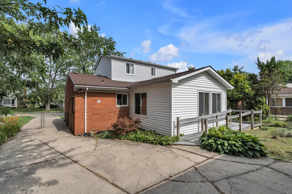 30431 Avon Court Westland City MI 48185