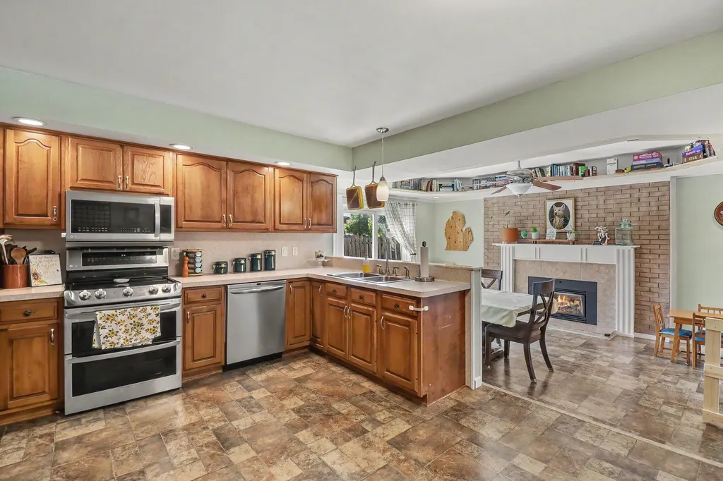 32506 Shawn Drive Warren City MI 48088