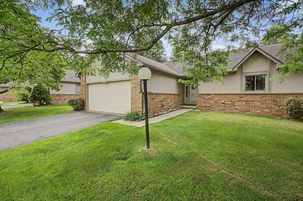 32887 Chapman Circle Westland City MI 48185