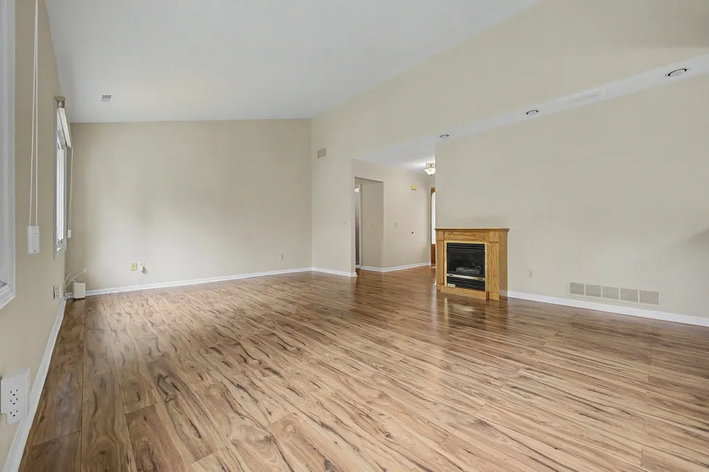 32887 Chapman Circle Westland City MI 48185