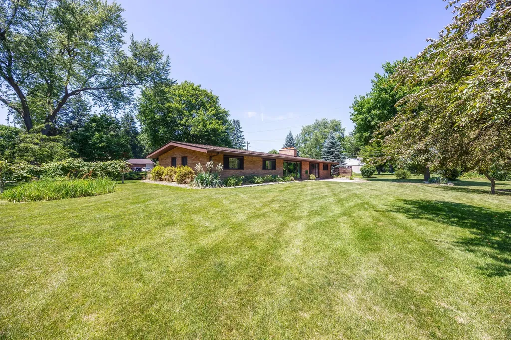1521 Ledbury Drive Bloomfield Charter Township MI 48304