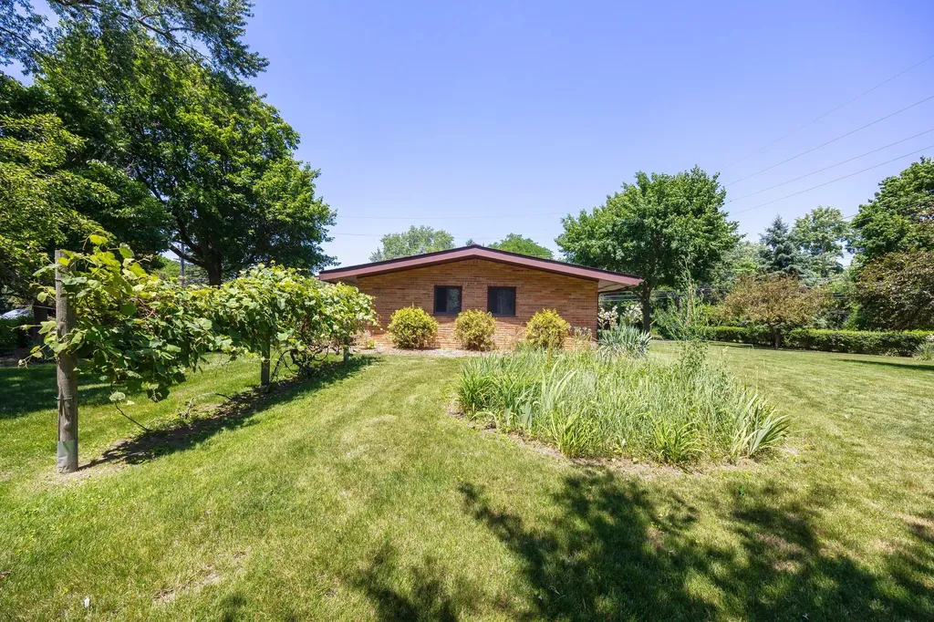 1521 Ledbury Drive Bloomfield Charter Township MI 48304