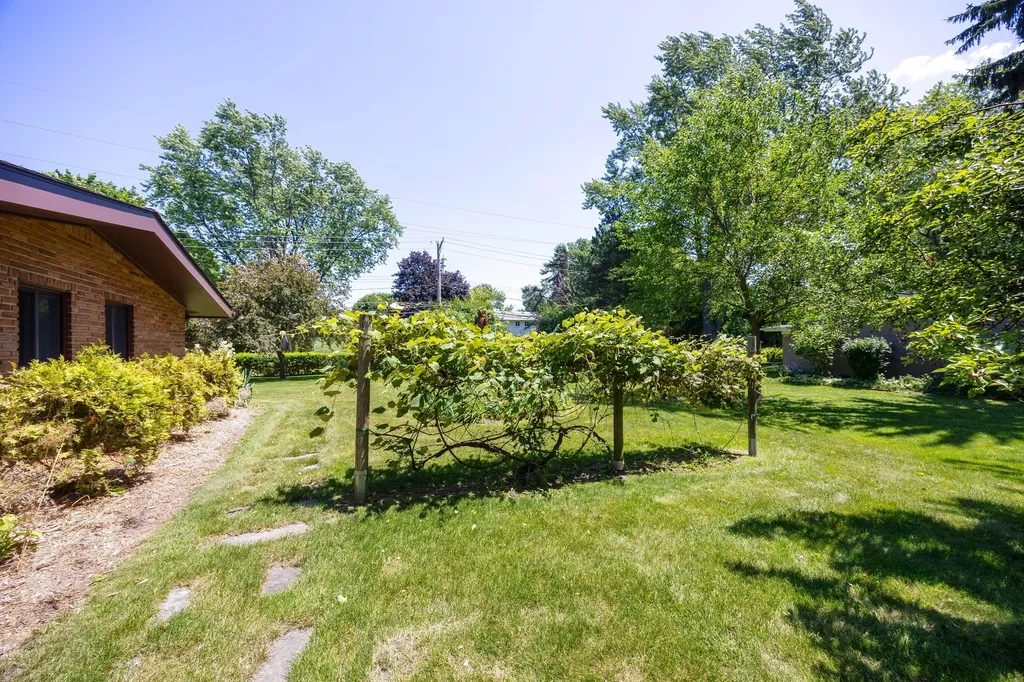 1521 Ledbury Drive Bloomfield Charter Township MI 48304