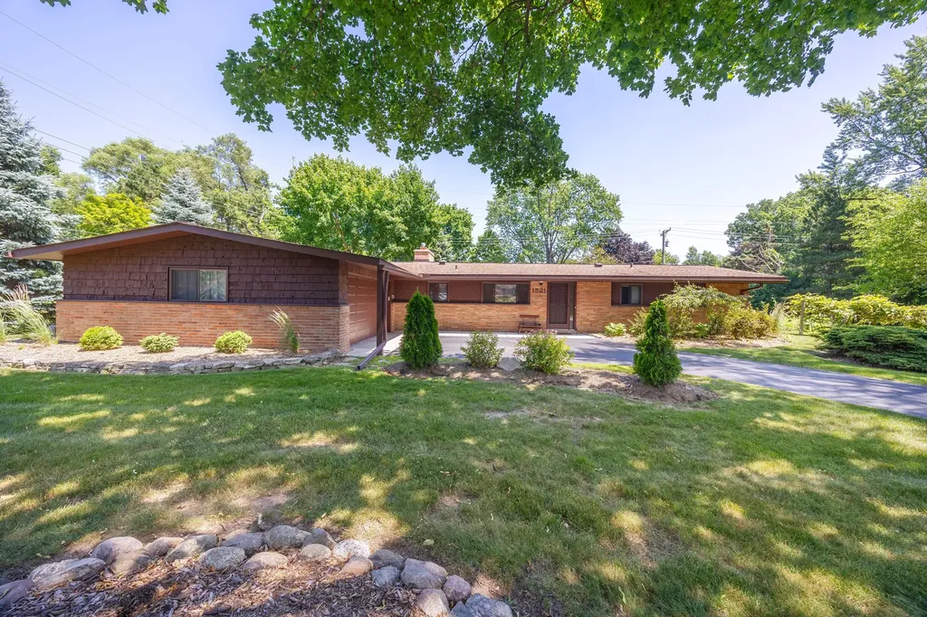 1521 Ledbury Drive Bloomfield Charter Township MI 48304
