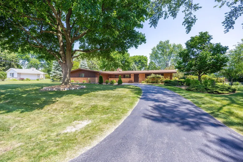 1521 Ledbury Drive Bloomfield Charter Township MI 48304