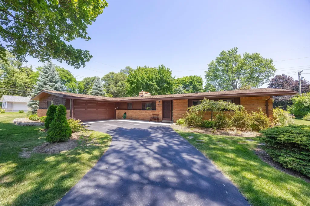1521 Ledbury Drive Bloomfield Charter Township MI 48304