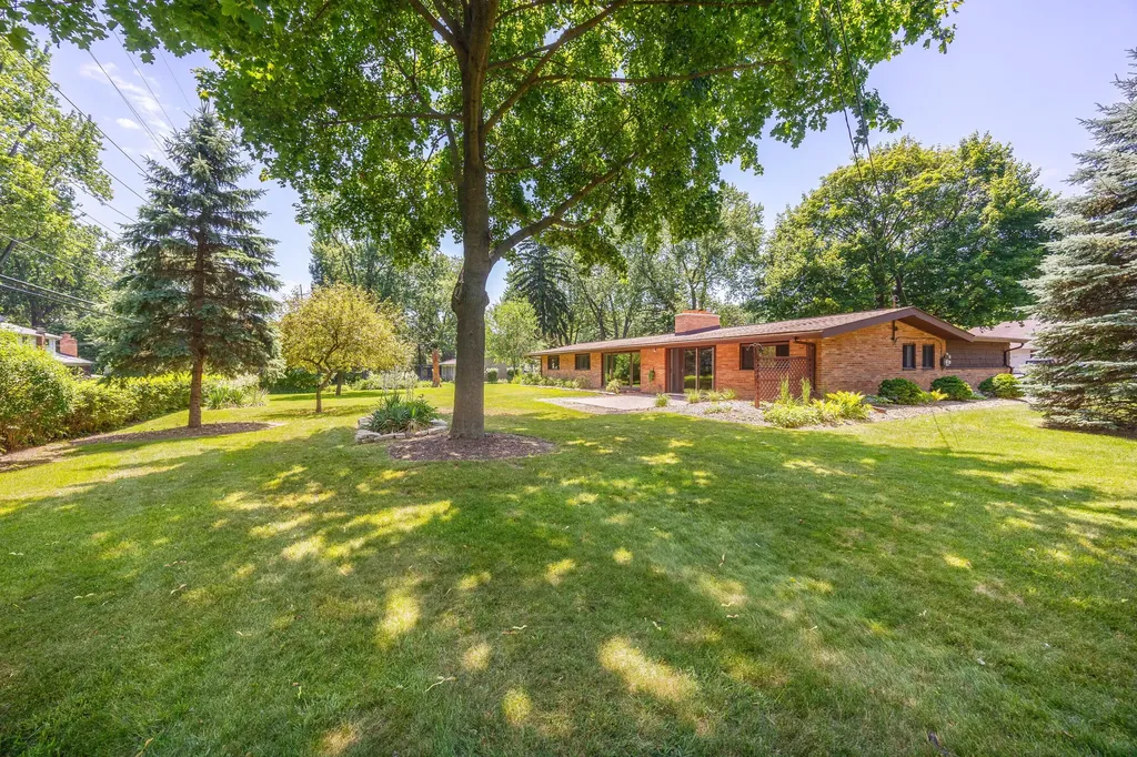 1521 Ledbury Drive Bloomfield Charter Township MI 48304