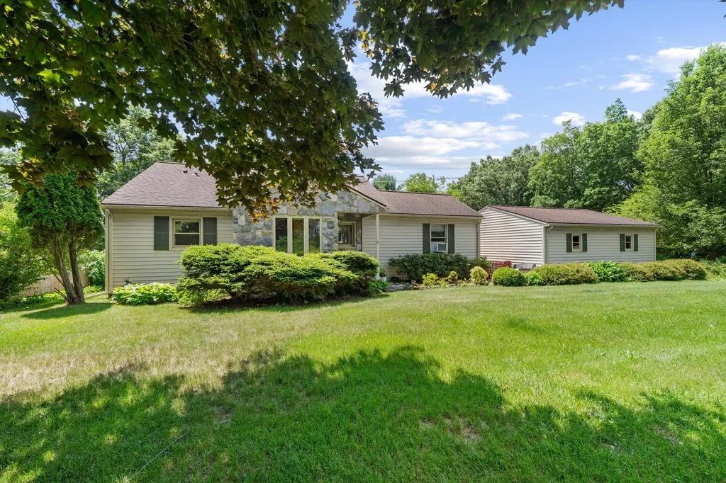 16009 Cavanaugh Lake Road Sylvan Township MI 48118