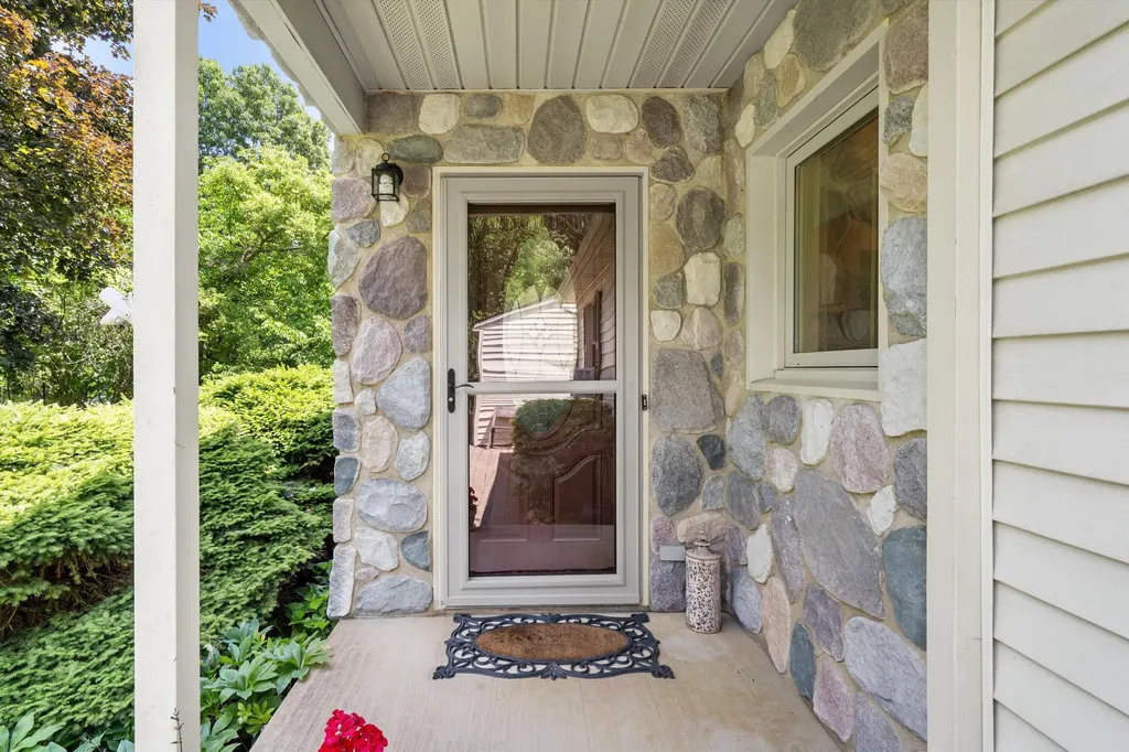 16009 Cavanaugh Lake Road Sylvan Township MI 48118