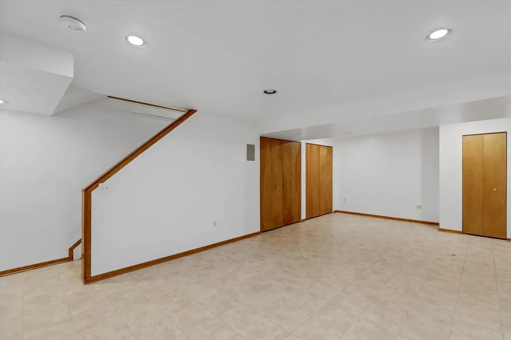 37731 W Meadowhill Drive Farmington Hills City MI 48167