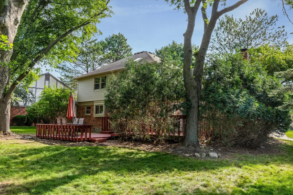 37731 W Meadowhill Drive Farmington Hills City MI 48167