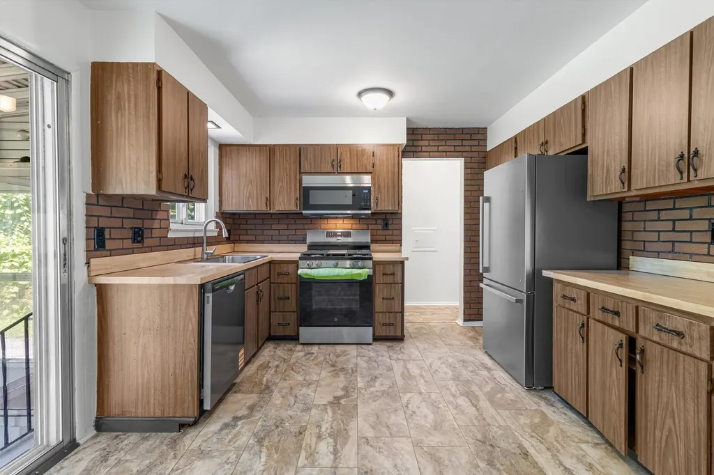 26711 Masch Drive Warren City MI 48091